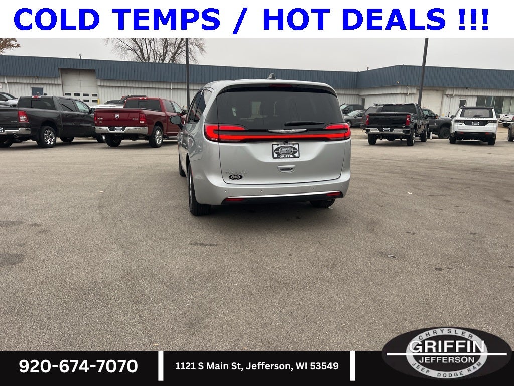 2026 Chrysler Pacifica Select