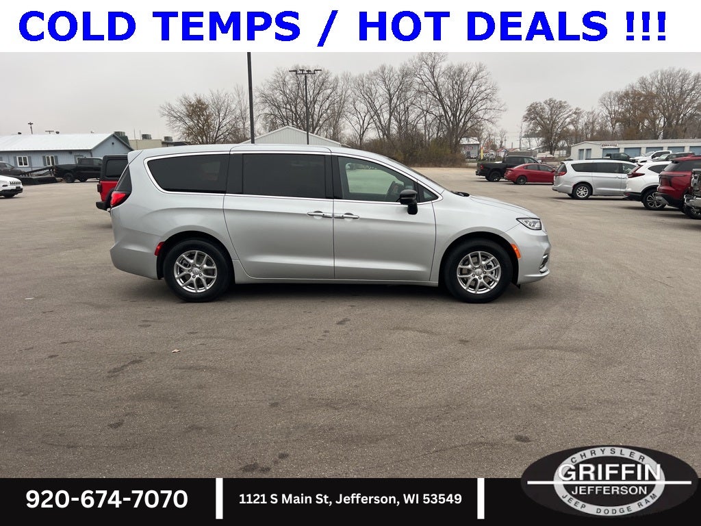 2026 Chrysler Pacifica Select