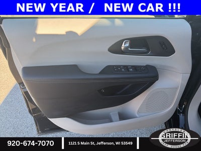 2024 Chrysler Pacifica Select