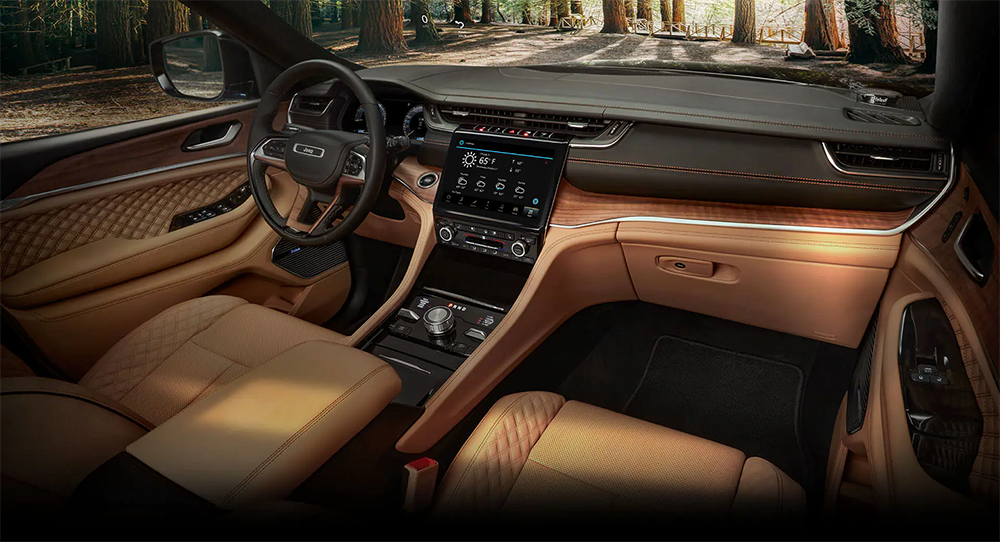 Front cabin of the 2022 Jeep New Grand Cherokee.